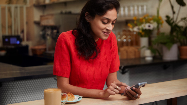 Femme utilisant un iPhone dans un restaurant