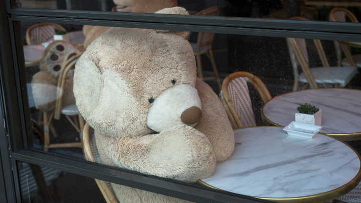 peluche terrasse de restaurant