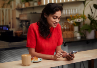 Femme utilisant un iPhone dans un restaurant