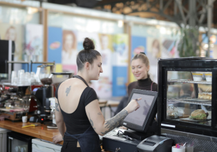 serveuse qui prend une commande