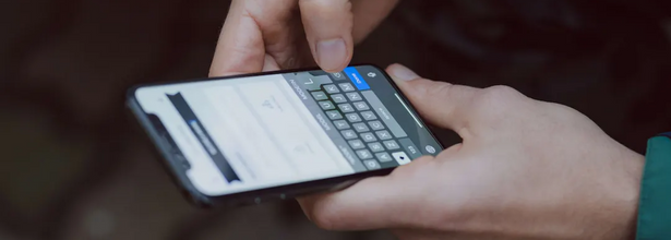 personne écrivant sur un smartphone